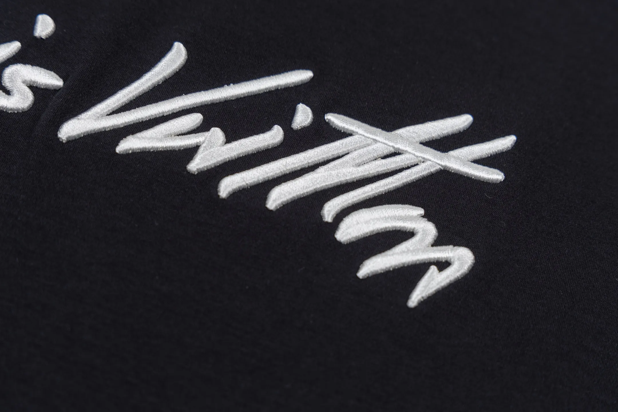 🅿️270 1v 25FW handwritten logo embroidered short sleeves. The fabric is made of 60S 170g double-sided single yarn fabric, and the rib is made of 32S 300g double yarn stretch rib. This T-shirt is made from soft cotton knit, with a slightly nipped waist and ribbed crew neck for a relaxed fit. The handwritten Louis logo is embroidered on the chest, making it an elegant everyday choice. The yarn count is 60, which is a high-count cotton yarn that is delicate and soft. This fabric is based on the delicate texture of high-count cotton, and its double-sided weaving enhances practicality. The single-strand structure makes the fabric lighter and more breathable. Double-sided knitting technology has the same texture on the front and back. The fabric has a tight structure, good elasticity and is not easy to curl. It has a delicate touch and is suitable for close-fitting wear. Flat stitch embroidery three-dimensional craft is a special embroidery technique that uses flat stitch to create embroidery with a three-dimensional feel. This process creates a richer three-dimensional effect and layering by precisely controlling the depth and angle of the stitches and increasing the density and length. Size:XS-S-M-L